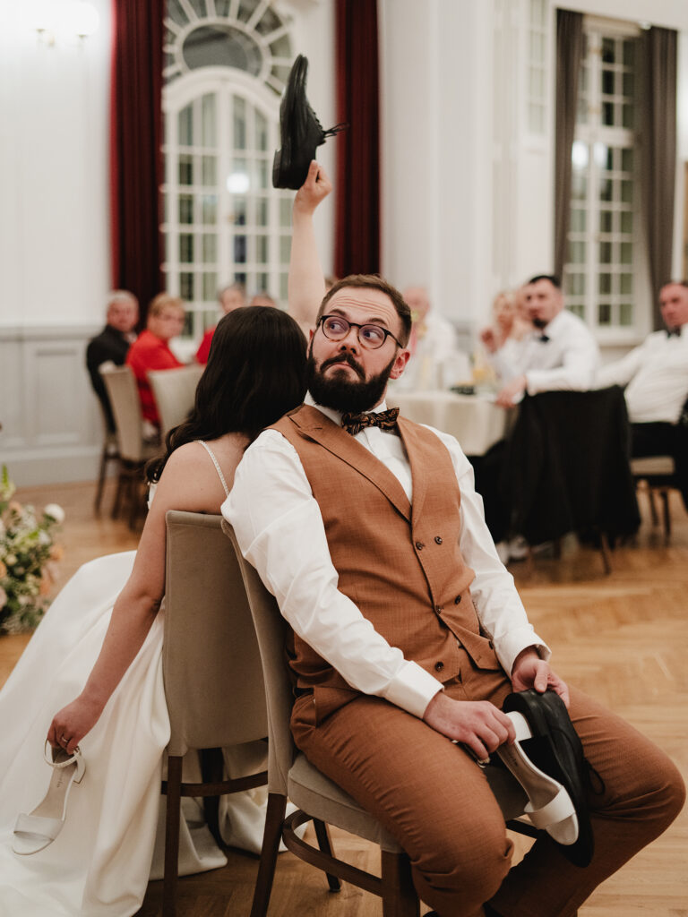 Ženich sedí při hře s botou