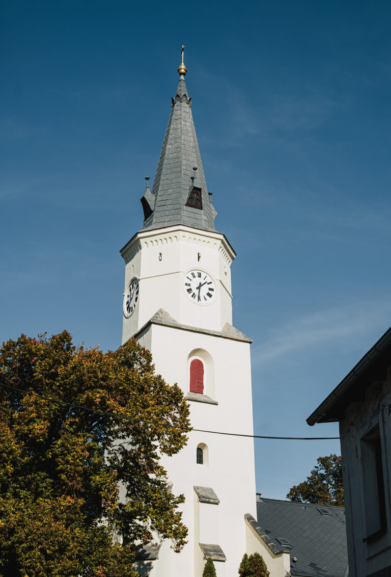 Kostelní věž proti modré obloze