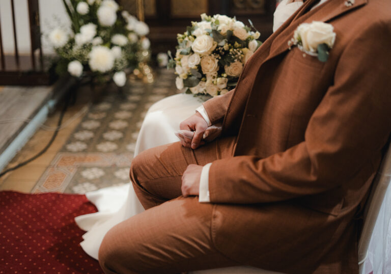 Ženich sedí při svatebním obřadu