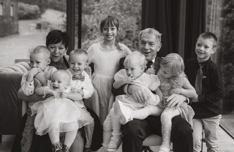 Skupinová fotografie dětí s pradědečkem