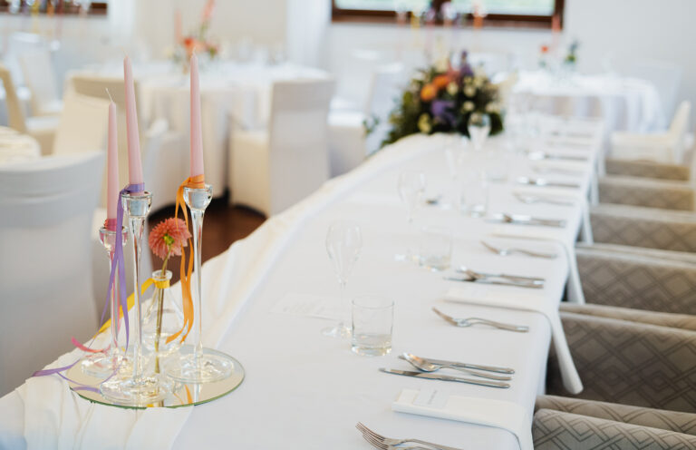 Prostřená dlouhá tabule se svíčkami, Hotel & Garden U Holubů