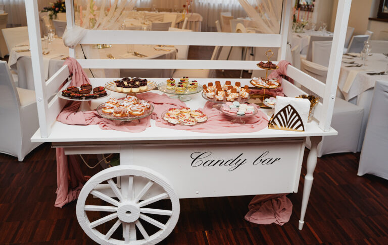Bílý vozík Candy bar se zákusky