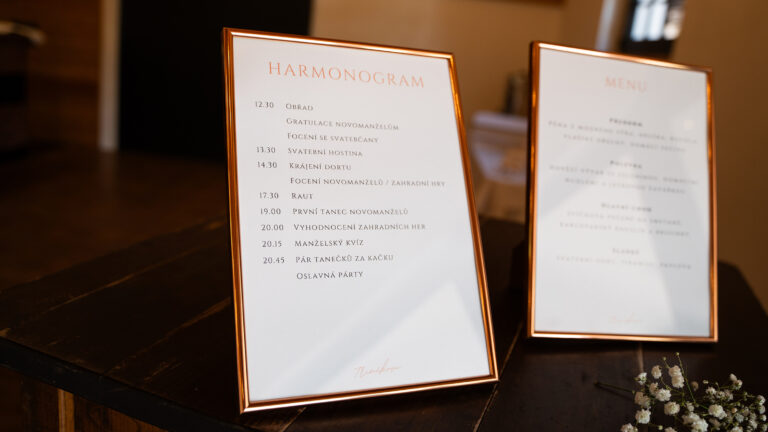 Svatební harmonogram a menu na stojanu