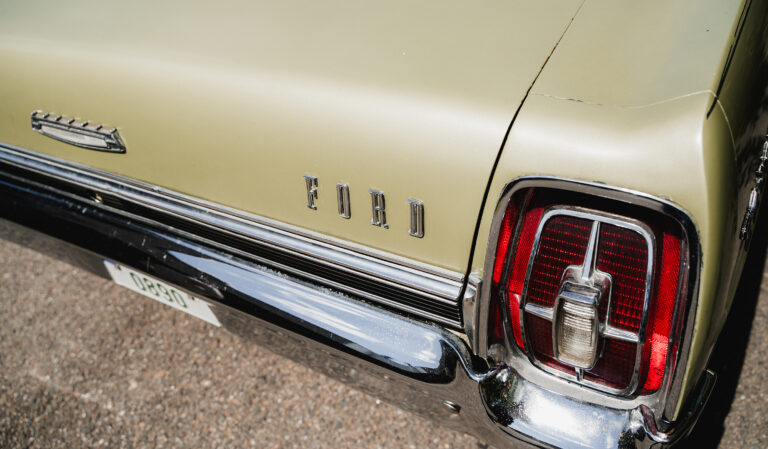 Detail zadního světla vozu Ford
