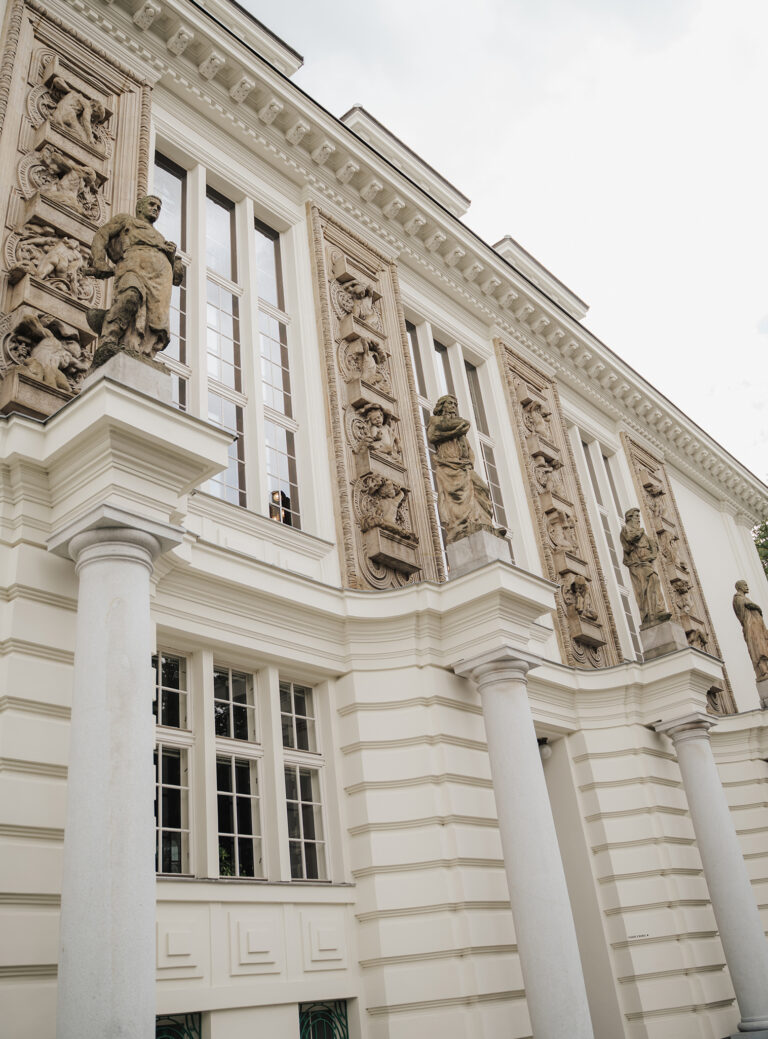 Historická budova s bohatě zdobenou fasádou