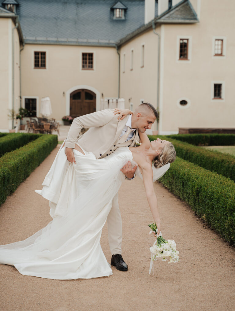 Ženich zaklání nevěstu v zámecké zahradě
