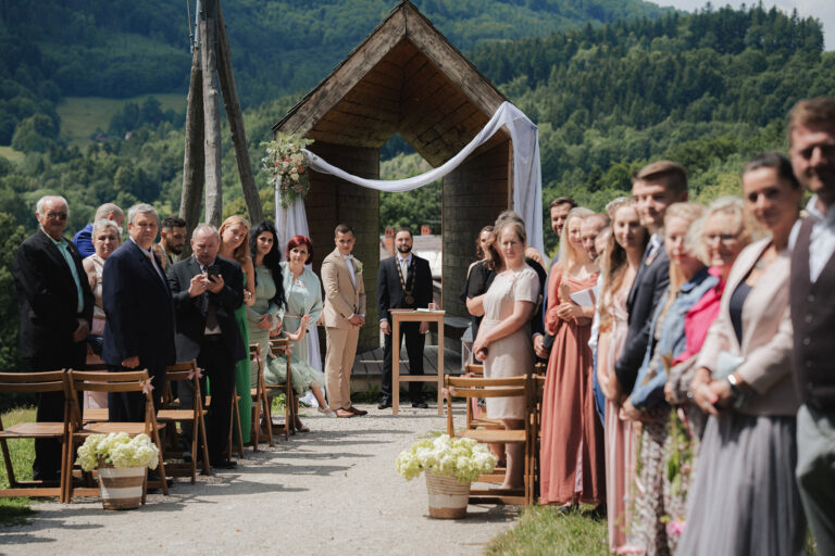 Nevěsta přichází uličkou mezi hosty