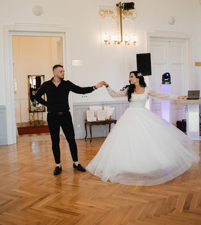 Novomanželé tančí v prázdném sále