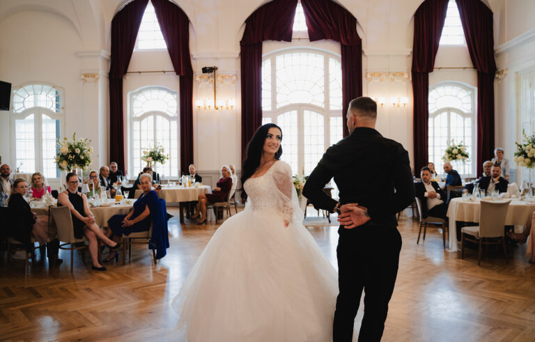 První tanec novomanželů před hosty, Pod Zeleným dubem